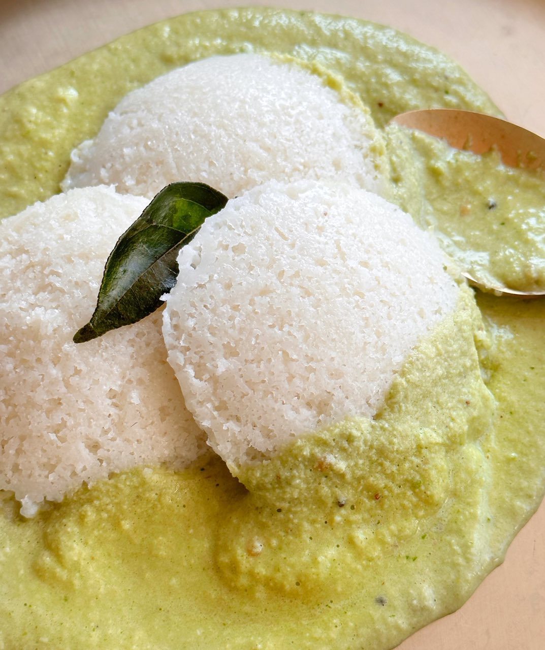 Soft idlis served with Bangalore Darshini-style green chutney