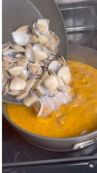 Clams being added to the coconut masala for Marwai Pundi