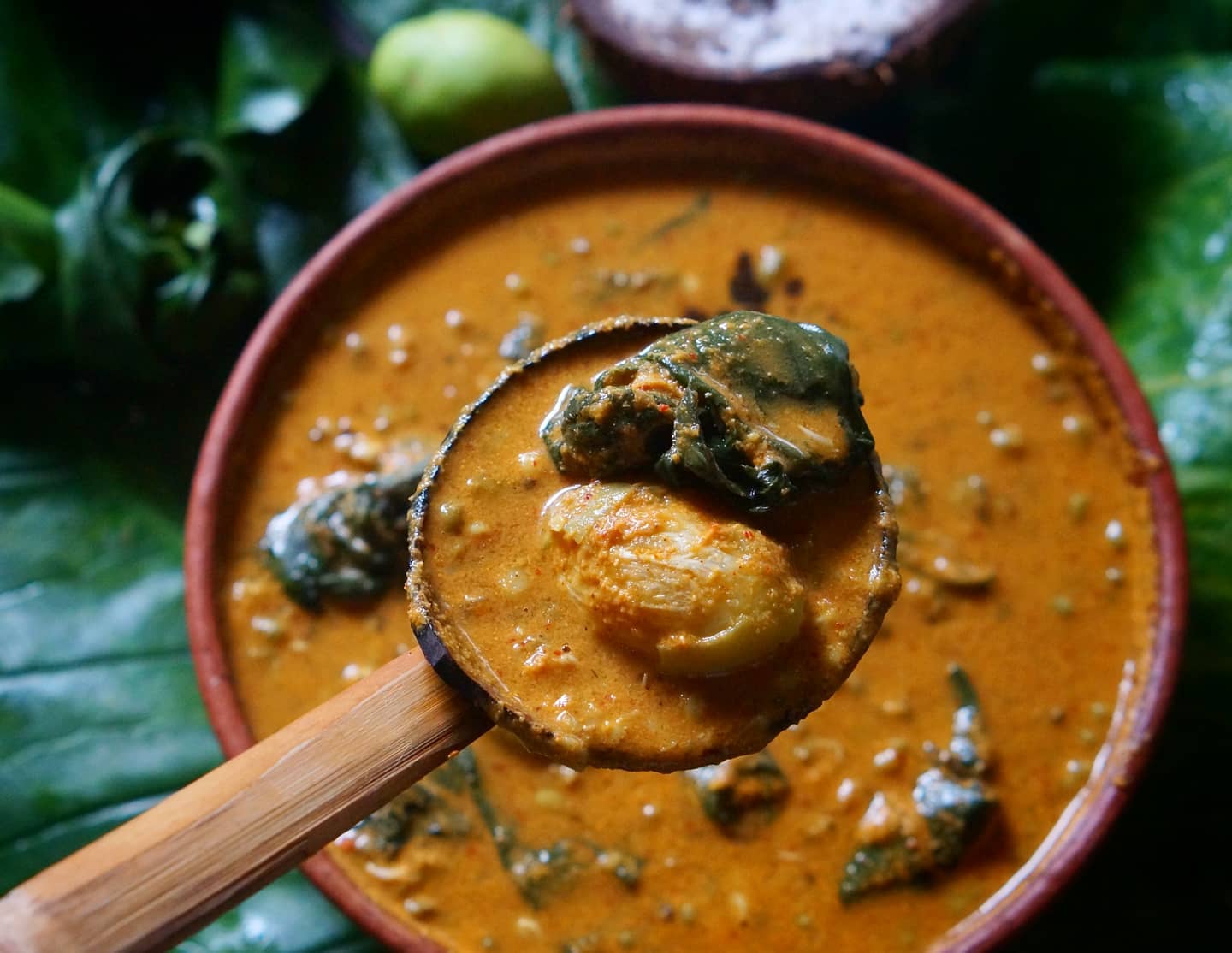 Padengi Thetla da Gassi served in a clay bowl with a ladle showing the leaf rolls