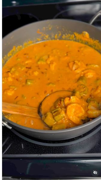 Prawns and okra simmering in Yetti Bendekayi Gassi